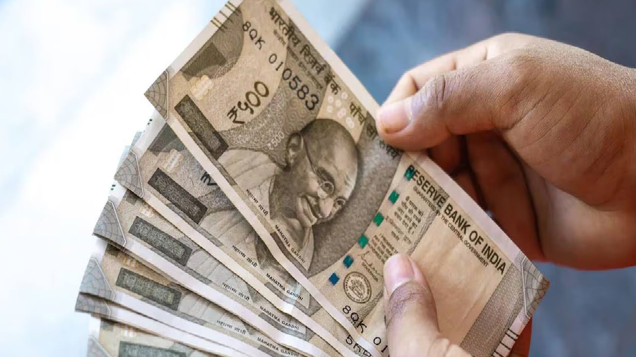 వాస్తు శాస్త్రానికి ఉన్న ప్రత్యేక ప్రాముఖ్యత గురించి ఎంత చెప్పినా తక్కువే. వాస్తు నియమాలు పాటించిన వారిలో చాలా వరకు ఆరోగ్యం, ఆర్థిక సమస్యలు ఉండవు, కానీ ఎవరైతే వాస్తు నియమాలను ఉల్లంఘిస్తారో, వారు అనేక ఇబ్బందులు పడుతుంటారు. అయితే మీ ఇంటిలో గనుక అప్పుల బాధలు ఎక్కువగా ఉన్నట్లు అయితే, మీకు వాస్తు దోషం ఉన్నట్లే అంటున్నారు వాస్తు శాస్త్ర నిపుణులు.