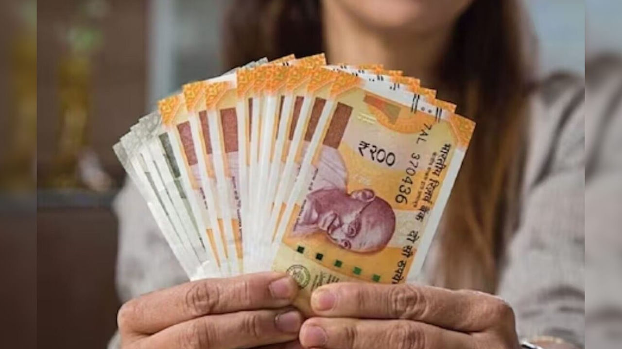 వాస్తు శాస్త్రం ప్రకారం, ఇంటిలో సంపద పెరగాలి అంటే, మీ ఇంటిలో డబ్బు, ఆభరణాలను ఎప్పుడూ కూడా ఉత్తర దిశలో పెట్టాలంట. దీని వలన డబ్బు ఎక్కువ కాలం ఉంటుంది అని చెబుతున్నారు పండితులు. అంతే కాకుండా వెండి నాణెం లేదా, శ్రీ యంత్రాన్ని మీ అల్మారాకు పెట్టడం చాలా మంచిదంట.