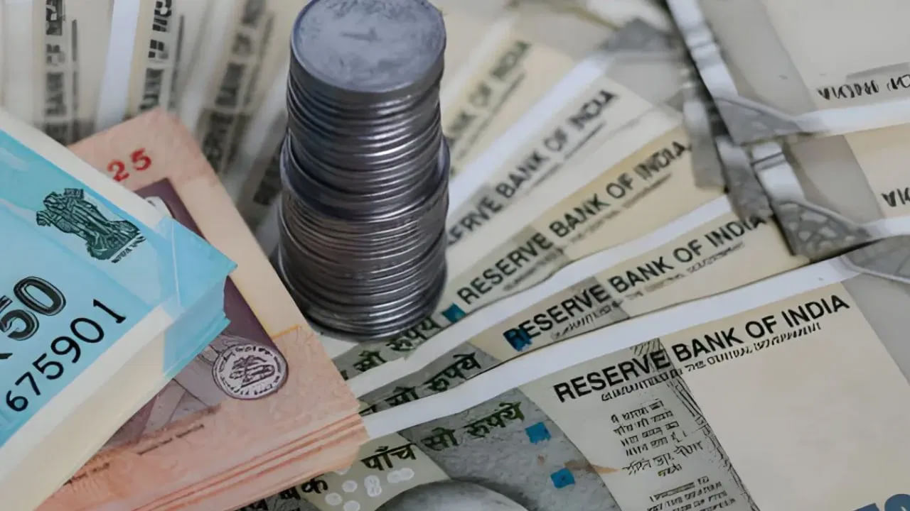 వాస్తు శాస్త్రం ప్రకారం ఉత్తర దిశను కుభేరుడి దిశ అంటారు. అక్కడ కుబేరుడు నివాసం ఉంటాడు. అయితే ఎప్పుడూ కూడా ఉత్తర దిశను చాలా శుభ్రంగా ఉంచాలంట. అంతే కాకుండా, ఉత్తరం దిశలో కుబేరుడి విగ్రహం లేదా, చిత్ర పటాన్ని పెట్టడం వలన ఆర్థిక సమస్యలు తీరిపోయి, సంపద పెరుగుతుందంట.