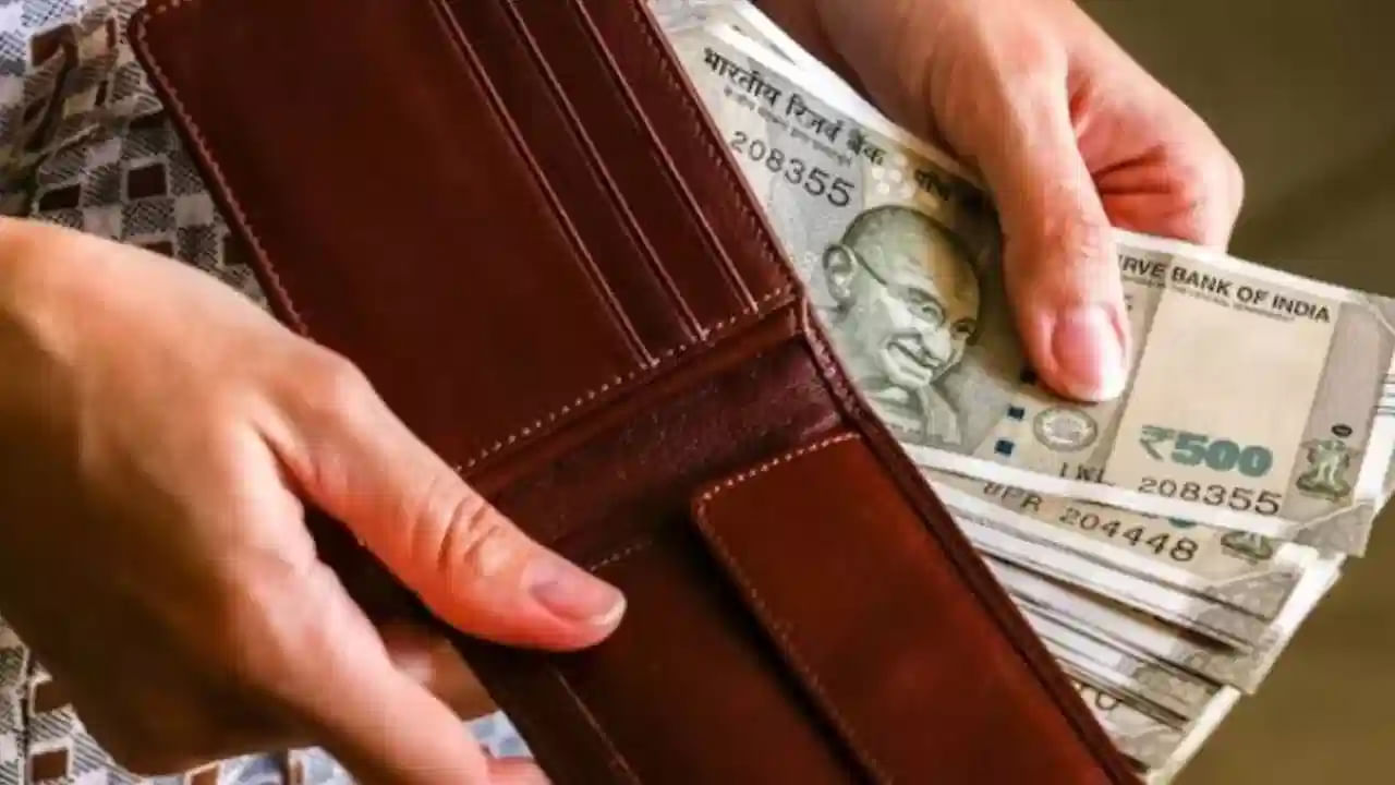 ఆర్థిక సమస్యలతో బాధపడే వారు ప్రతి శుక్రవారం లక్ష్మీదేవిని పూజించాలంట. అమ్మవారికి కమలం పూలు సమర్పిస్తూ, పూజలు చేయాలంట. ఎప్పుడూ ఇంటిని చాలా శుభ్రంగా ఉంచుకోవాలంట. అప్పుడే ఇంటిలో సంపద నిలుస్తుందని చెబుతున్నారు వాస్తు శాస్త్ర నిపుణులు.