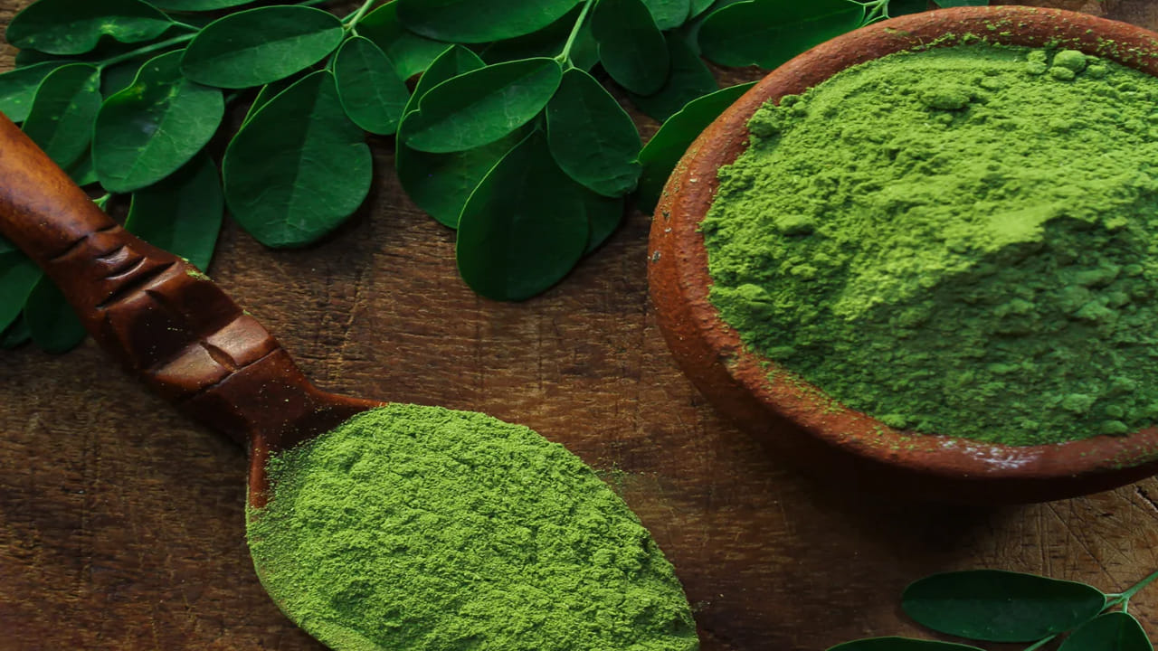 మునగ తెలియని తెలుగు వారుండరు. మునగకాయలతో రకరకాల రుచికర వంటలు దాదాపు అన్ని ఇళ్లల్లో వండేస్తుంటారు. ఇక మునక ఆకు కూడా చాలా మందికి ఎంతో ఇష్టం. అయితే మునగ ఆకు పొడి గురించి మీరెప్పుడైనా విన్నారా? ఈ పొడిలో విటమిన్లు, ఖనిజాలు పుష్కలంగా ఉంటాయి. 