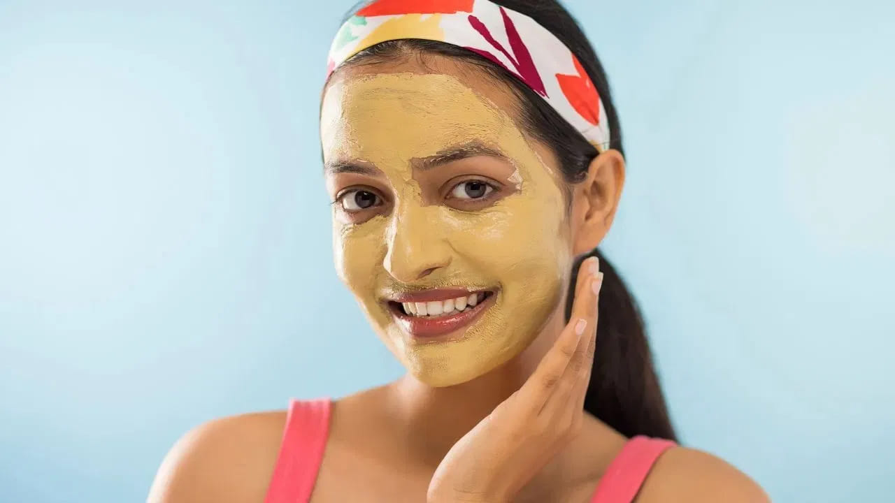 ముల్తానీ మట్టి చర్మ అసమానతలను తగ్గిస్తుంది. ఆరోగ్యకరమైన చర్మ ఆకృతిని కాపాడుకోవడానికి సహాయపడుతుంది. ముల్తానీ మట్టిని రోజ్ వాటర్, పెరుగు, తేనె లేదా పాలు వంటి వాటితో కలిపి ఫేస్ ప్యాక్గా అప్లై చేయవచ్చు.