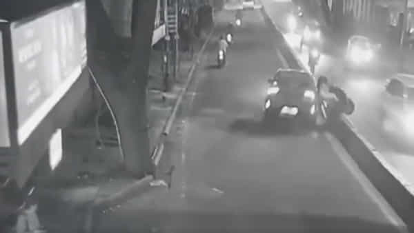 Viral Video: సీసీటీవీ కెమెరాలో రికార్డయింది చూసి నెటిజన్స్ షాక్... బెంగళూరు రోడ్డులో షాకింగ్ హత్యాయత్నం!