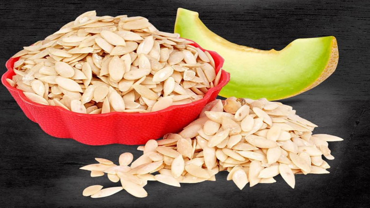 జీర్ణక్రియ ఆరోగ్యం : కర్బూజ గింజల్లో డైటరీ ఫైబర్ ఉంటుంది. మీ ఆహారంలో తగినంత డైటరీ ఫైబర్ ఉండేలా చూసుకోవాలి. అది క్రమంగా ప్రేగు కదలికను సులభతరం చేసేలా చేస్తుంది. మలబద్ధకాన్ని అరికడుతుంది. ప్రేగులను ఆరోగ్యకరమైనదిగా మారుస్తుంది.
