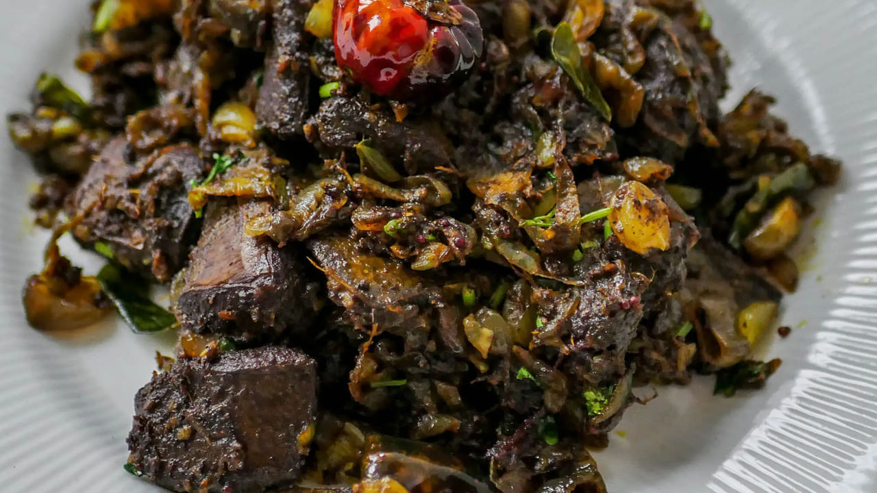 ఇన్ని ప్రయోజనాలు ఉన్న మటన్ తిల్లి వండుకోవడానికి పెద్దగా కష్టపడాల్సిన అవసరం లేదు. మీ ఇంట్లోనే మీరో ఎంతో సులభంగా తయారు చేసుకోవచ్చు. అయితే కుంచెం కష్టపడాలి అంతే.. మటన్ తిల్లి వండడానికి కొన్ని పదార్దాలు అవసరం అవుతాయి. దీని కోసం మటన్ తిల్లి, బిర్యానీ ఆకు, లవంగాలు, దాల్చినచెక్క, ఉప్పు, పసుపు, కారం, అల్లం వెల్లుల్లి పేస్ట్, నూనె, కొత్తిమీర కావాలి.