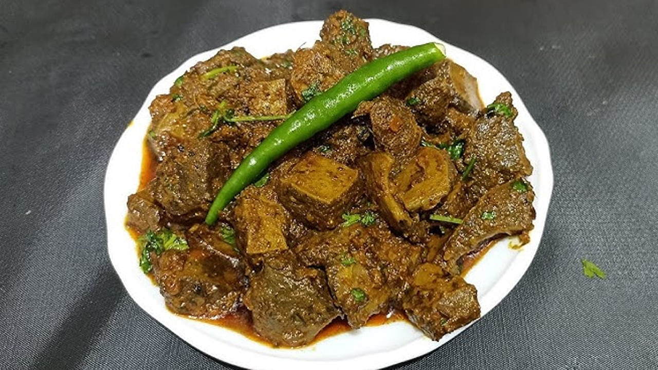 మొదటగా, నీటిలో బిర్యానీ ఆకు, రెండు లవంగాలు, ఒక దాల్చినచెక్క వేసి బాగా మరిగించాలి. కట్ చేసి శుభ్రం చేసుకున్న మటన్ తిల్లిని ఈ మరుగుతున్న నీటిలో వేసి కేవలం ఒక నిమిషం పాటు ఉడికించాలి. ఎక్కువసేపు ఉడికించకూడదు. ఈ ప్రక్రియ వల్ల తిల్లికి ఉండే సహజసిద్ధమైన వాసన పూర్తిగా తొలగిపోతుంది. ఆ తరువాత, తిల్లిని నీటి నుండి తీసి, దానికి తగినంత ఉప్పు, పసుపు, కారం, కొద్దిగా అల్లం వెల్లుల్లి పేస్ట్ వేసి బాగా కలిపి పక్కన పెట్టుకోవాలి.