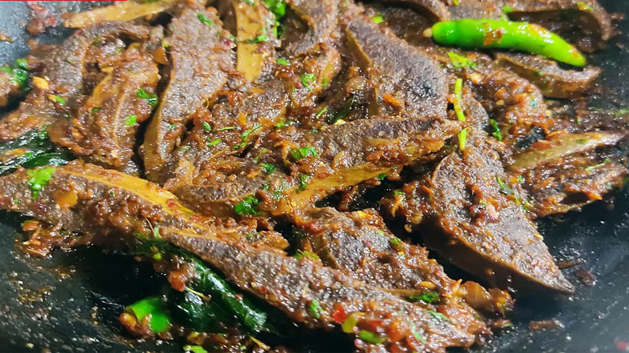 మటన్ తిల్లిని తినడం వల్ల అనేక ఆరోగ్య ప్రయోజనాలు ఉన్నాయి. ముఖ్యంగా రక్తం తక్కువగా ఉన్నవారు దీనిని తీసుకోవడం వల్ల ఎర్ర రక్త కణాల ఉత్పత్తికి బాగా సహాయపడుతుంది. శరీరంలోని పాత, దెబ్బతిన్న ఎర్ర రక్త కణాలను తొలగించి, వాటి స్థానంలో కొత్త ఎర్ర రక్త కణాలను ప్రొడ్యూస్ చేయడానికి ఇది ఉపకరిస్తుంది. అంతేకాకుండా, తెల్ల రక్త కణాల వృద్ధిని ప్రోత్సహించి, అవి వివిధ ఇన్ఫెక్షన్లతో పోరాడటానికి తోడ్పడుతుంది.