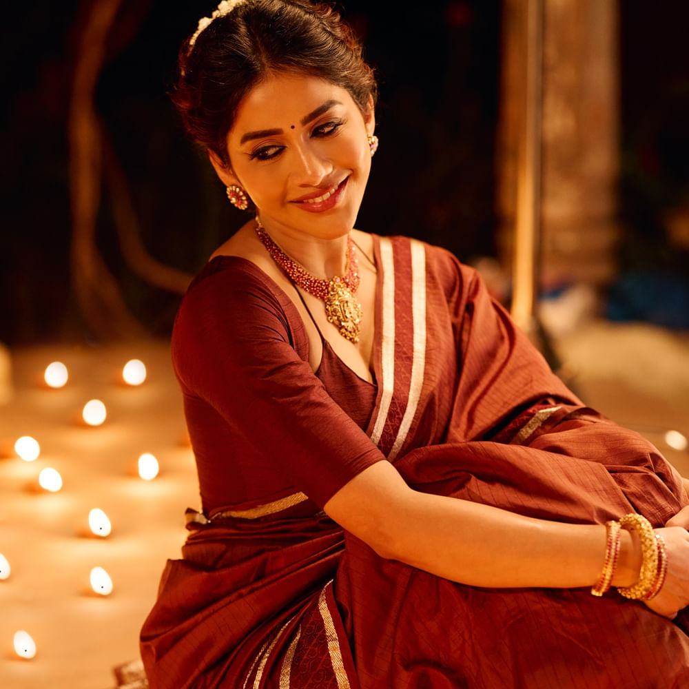 వరుస సినిమాలతో ఫుల్ బిజీగా మారింది పై ఫొటోలో ఉన్న భామ. కెరీర్ స్టార్టింగ్ లోనే భారీ హిట్ అందుకుంది. ఆతర్వాత కొన్ని ఫ్లాప్స్ అందుకుంది. కెరీర్ పీక్ లో ఉండగానే యాక్సిడెంట్ కు గురయ్యింది. ఆమె ఎవరంటే అందాల నభా నటేష్.  నన్ను దోచుకుందువటే సినిమాతో తెలుగు ప్రేక్షకులకు పరిచయం అయ్యింది. సుధీర్ బాబు హీరోగా నటించిన ఈ సినిమా ఆశించిన స్థాయిలో విజయం సాధించలేదు. ఆతర్వాత వరుసగా సినిమాలు చేసింది.