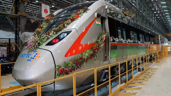 రన్నింగ్ ట్రైన్లో బర్త్డే సెలబ్రేషన్స్, ప్రీ వెడ్డింగ్ షూట్ చేసుకోవచ్చు! ఎక్కడో కాదు మన దేశంలోనే..