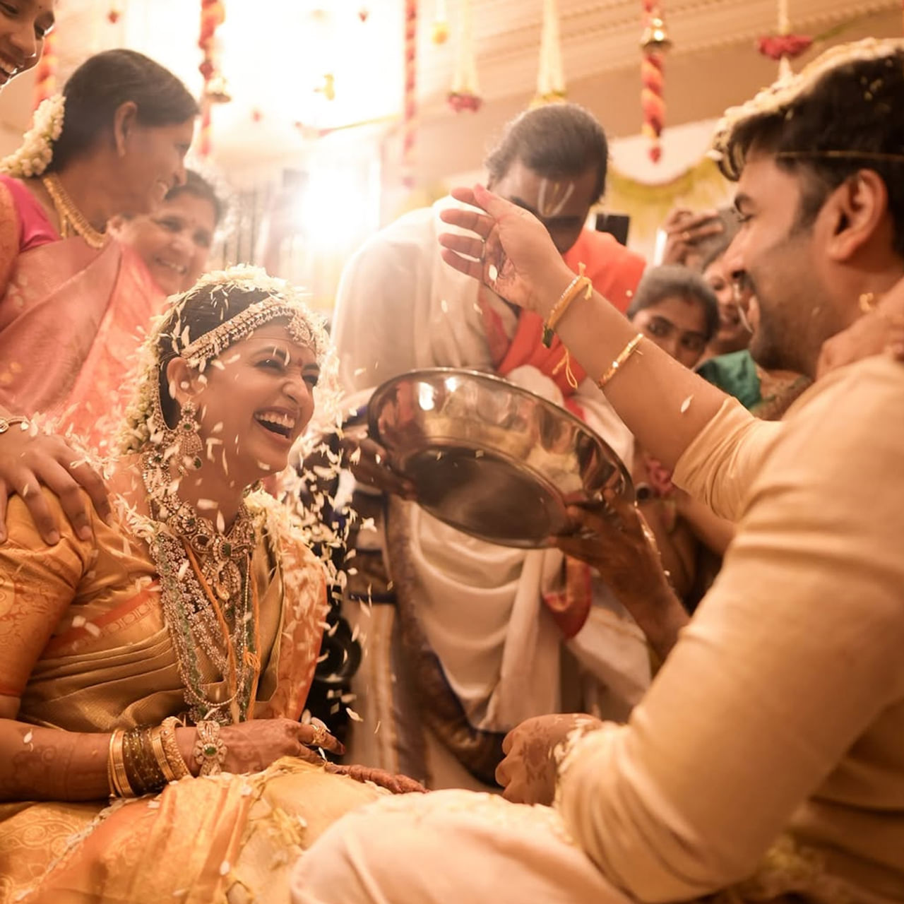 టాలీవుడ్ మోస్ట్ ఎలిజిబుల్ బ్యాచిలర్ నారా రోహిత్ ఇటీవలే ఓ ఇంటివాడయ్యారు. హీరోయిన్ శిరీష (సిరి)తో కలిసి ఏడడుగులు వేశారు. అక్టోబర్ 30న గురువారం రాత్రి వీరిద్దరి వివాహం ఘనంగా జరిగింది. ఈ వేడుకకు ఏపీ సీఎం చంద్రబాబు, భువనేశ్వరి, నారా లోకేష్, సీని రాజకీయ ప్రముఖులు హాజరయ్యారు. 