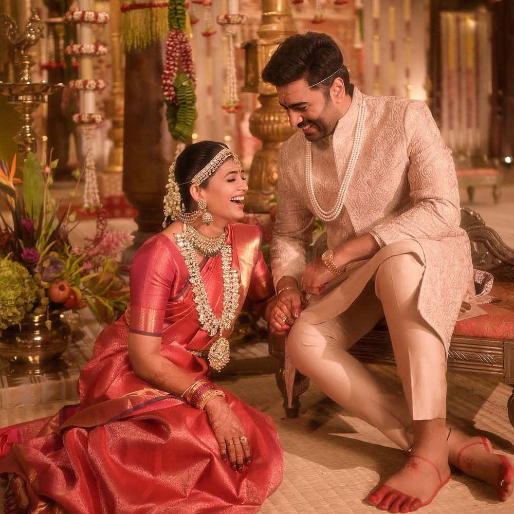 అలాగే టాలీవుడ్ హీరోస్ సైతం నారా రోహిత్ పెళ్లి వేడుకలో సందడి చేశారు. తాజాగా నారా రోహిత్, సిరి లెల్ల పెళ్లి ఫోటోస్ సోషల్ మీడియాలో వైరలవుతున్నాయి. అందులో ఇద్దరి జోడి చూడముచ్చటగా కనిపిస్తుంది. ప్రస్తుతం వీరి పెళ్లి ఫోటోస్ అందరి దృష్టిని ఆకర్షిస్తున్నాయి. 