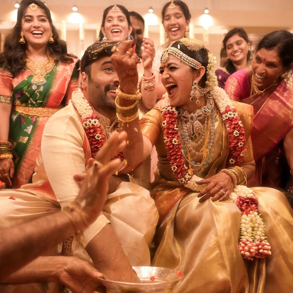 ప్రతినిధి 2 సినిమాలో రోహిత్ సరసన శిరీష నటించారు. ఆ సినిమా సమయంలో ఏర్పడిన పరిచయం తర్వాత ప్రేమగా మారింది. కొన్నాళ్లు ప్రేమలో ఉన్న వీరిద్దరు పెద్దల అంగీకారంతో గతేడాది నిశ్చితార్థం చేసుకున్నారు. ఇక ఈ ఏడాది అక్టోబర్ 30న పెళ్లి బంధంతో ఒకటయ్యారు. 