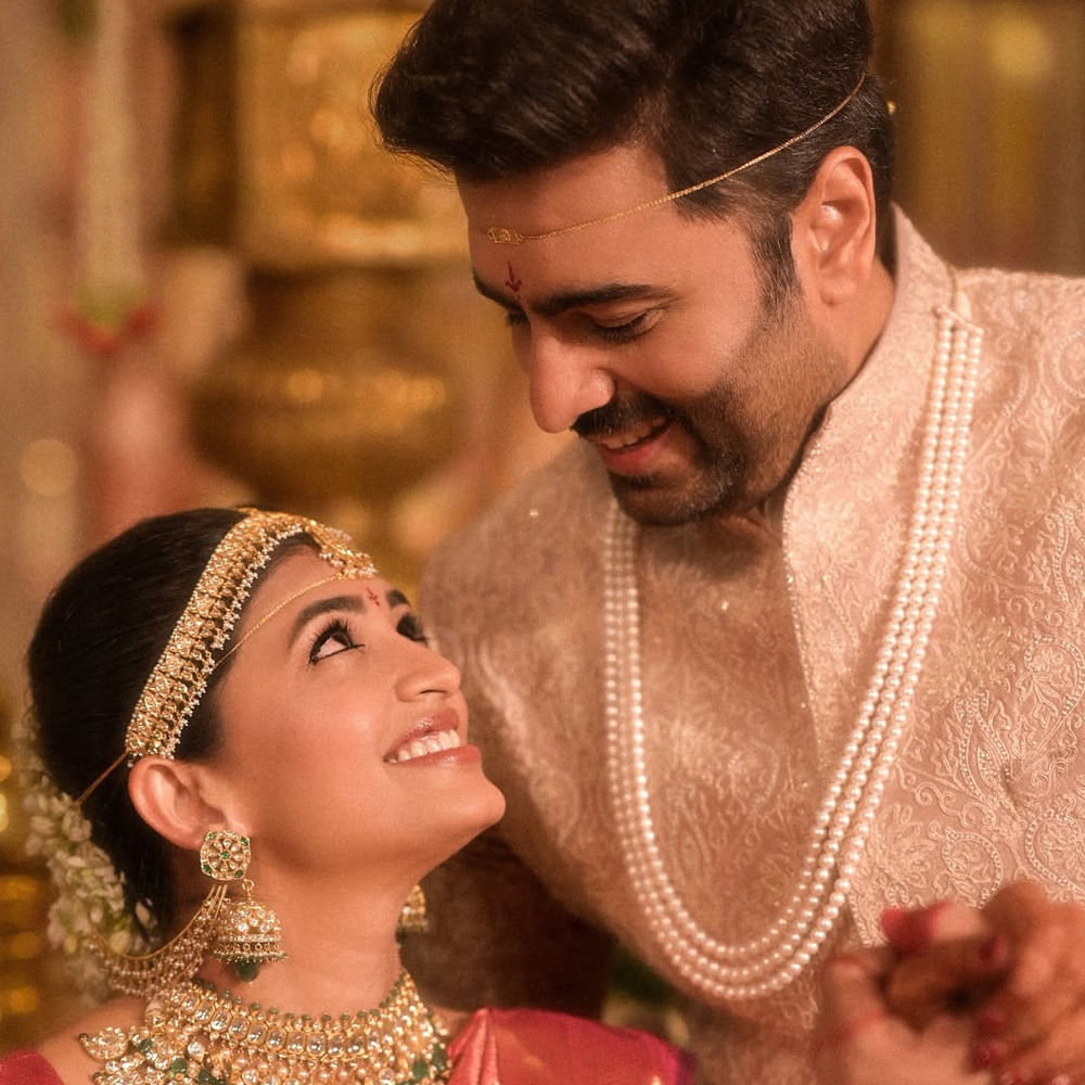 శిరీష స్వస్థలం ఏపీలో రెంటచింతల. తమ తల్లిదండ్రులకు నాలుగో సంతానమైన శిరీష.. ఆస్ట్రేలియాలో ఉన్నత చదువులు పూర్తి చేసి అక్కడే కొంతకాలం ఉద్యోగం చేశారు. నటనపై ఆసక్తితో స్వదేశానికి తిరిగి వచ్చి హైదరాబాద్ లోని తన అక్క ప్రియాంక వద్ద ఉంటూ సినీ ప్రయత్నాలు చేశారు. 