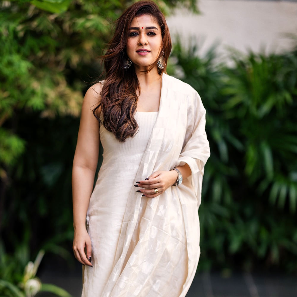 హీరోలకు మించి స్టార్ డమ్ సంపాదించుకుంది. జవాన్ సినిమాతోనూ హిందీలో బ్లాక్ బస్టర్ హిట్ అందుకుంది. ప్రస్తుతం స్టార్ హీరోలకు మించిన పారితోషికం తీసుకుంటుంది. మెగాస్టార్ చిరంజీవి, డైరెక్టర్ అనిల్ రావిపూడి కాంబోలో వస్తోన్న కొత్త ప్రాజెక్టులో నటిస్తుంది. ఇదిలా ఉంటే.. గతంలో ఓ ఇంటర్వ్యూలో నయనతార చేసిన కామెంట్స్ ఇప్పుడు సోషల్ మీడియాలో వైరలవుతున్నాయి.