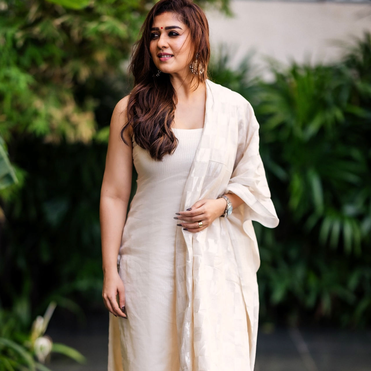 ప్రస్తుతం దక్షిణాది చిత్రపరిశ్రమలోని స్టార్ హీరోయిన్లలో నయనతార ఒకరు. ఎలాంటి బ్యాగ్రౌండ్ సపోర్ట్ లేకుండానే సినీరంగంలోకి అడుగుపెట్టి స్టార్ స్టేటస్ సంపాదించుకుంది. నాలుగు పదుల వయసులోనూ వరుస సినిమాలతో ప్రేక్షకులను అలరిస్తుంది.