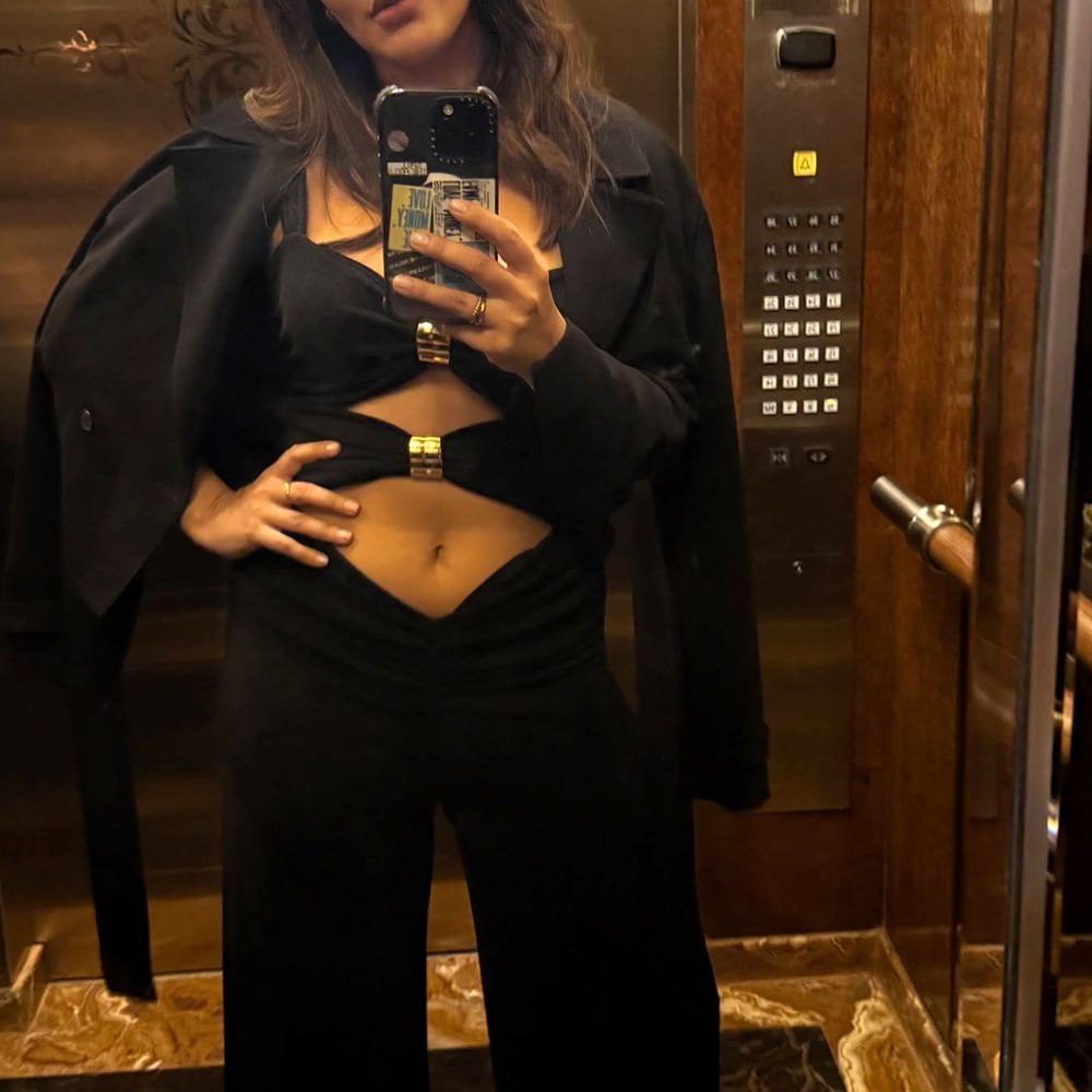 రాజకీయ  ఫ్యామిలీ నుంచి ఇండస్ట్రీలోకి ఎంట్రీ ఇచ్చింది. దాదాపు 16 ఏళ్ల సినీప్రయాణం ఇప్పటివరకు కేవలం ఒక్క హిట్టు మాత్రమే అందుకుంది. అందం, అభినయంతో మంచి మార్కులే కొట్టేసింది. కానీ నటిగా అవకాశాలకు మాత్రం ఆమడ దూరంలోనే ఉండిపోయింది. ఇంతకీ ఆమె ఎవరో తెలుసా.. ?  