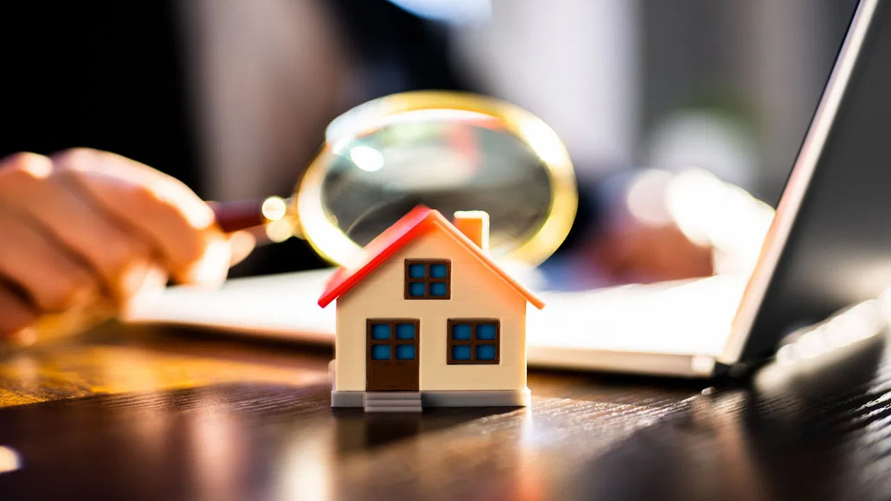 తుల రాశి : తుల రాశి వారికి 2026 చాలా అద్భుతంగా ఉంటుంది. వీరు ఏ పని చేసినా కలిసి వస్తుంది. అనుకున్న పనులన్నీ సకాలంలో పూర్తి అవుతాయి. అయితే చాలా మంది సొంత ఇల్లు కొనుగోలు చేయాలి అనుకోవడం లేదా నూతన గృహ నిర్మాణం చేపట్టాలని ఎక్కువగా అనుకుంటారు. కానీ ఆ కోరిక కోరికగా మిగిలిపోయి ఉంటుంది. అయితే అలాంటి వారు 2026లో సొంతంగా ఇల్లు కొనడం లేదా, నూతన గృహ నిర్మాణం చేపట్టే ఛాన్స్ ఉన్నదంట.