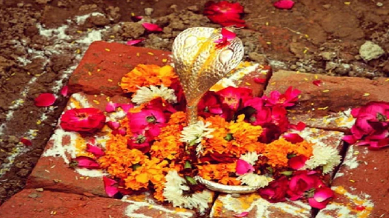 నూతన గృహ నిర్మాణం చేపట్టే సమయంలో తప్పకుండా వాస్తు శాస్త్రం ప్రకారం కొన్ని నియమ నిబంధనలు పాటించాలంట. ఒక వేళ ఇల్లు కట్టే సమయంలో ఎవరైనా వాస్తు నియమాలు ఉల్లంఘిస్తే వారు చాలా సమస్యలు ఎదుర్కోవాల్సి వస్తుంది. ముఖ్యంగా, ఆరోగ్య సమస్యలు, ఆర్థిక సమస్యలు చాలా ఎక్కువగా ఉంటాయి. అయితే భూమి పూజ సమయంలో ఎలాంటి నియమాలు పాటించాలంటే?