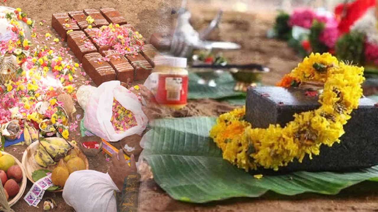 వాస్తు శాస్త్రం ప్రకారం, ఇంటికి పునాది చాలా ప్రాముఖ్యతను ఇస్తుంది. ప్రతి ఇంటికి బలమైన పునాది అవసరం. అదే ఇంటిలో సంపదను పెంచడమే కాకుండా, ఇంటి శ్రేయస్సును, స్థిరాత్వాన్ని పెంచుతుంది. అందుకే పునాది వేసే క్రమంలో తప్పకుండా కొన్ని ప్రత్యేకమైన వస్తువులను అందువలో వేయాలని చెబుతుంటారు వాస్తు శాస్త్ర నిపుణులు.