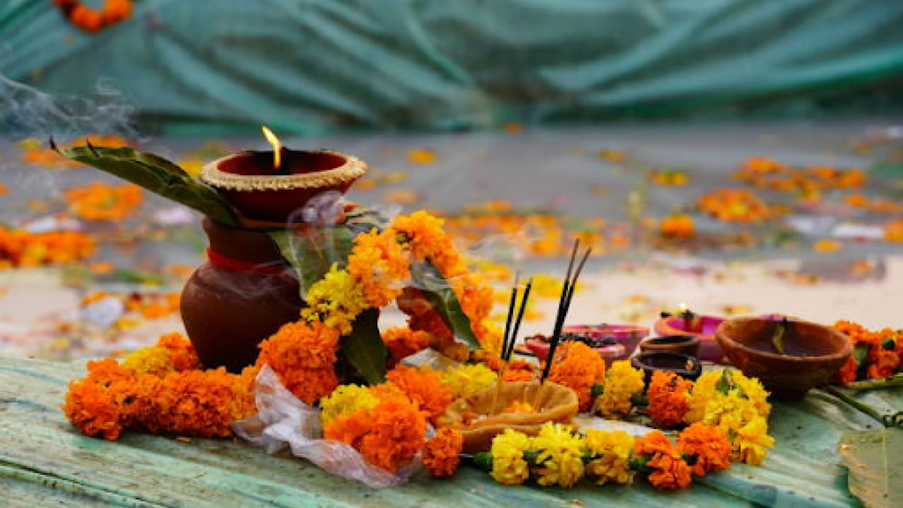 భూమి పూజ సమయంలో ఇంటికి పునాది తీసి అందులో చాలా వస్తువులను వేస్తుంటారు. ఇది సంప్రదాయం. అయితే అసలు పునాది తీసి అందులో ఎందుకు ఇలాంటి వస్తువులను నింపుతారు? దీని వెనుకున్న రహస్యం ఏంటో ఇప్పుడు మనం వివరంగా తెలుసుకుందాం.