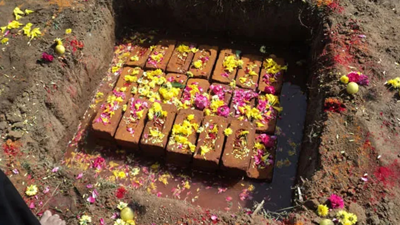 వాస్తు నిపుణుల ప్రకారం, భూమి పూజ సమయంలో, పునాదిలో వెండి పాముల జతను పునాదిలో ఉంచడం వలన అవి ఇంటిని రక్షిస్తాయంట. దీని గురించి భాగవత పురాణంలో కూడా ప్రస్తావించడం జరిగింది. అదే విధంగా రాగి ప్రాత తీసుకొని, అందులో గంగా జలం, పసుపు, కుంకుమ, పువ్వులు, నాణేలు, పునాదిలో వేస్తారు. దీని వలన లక్ష్మీదేవి, విష్ణుదేవుల ఆశీర్వాదం లభిస్తుందంట. 