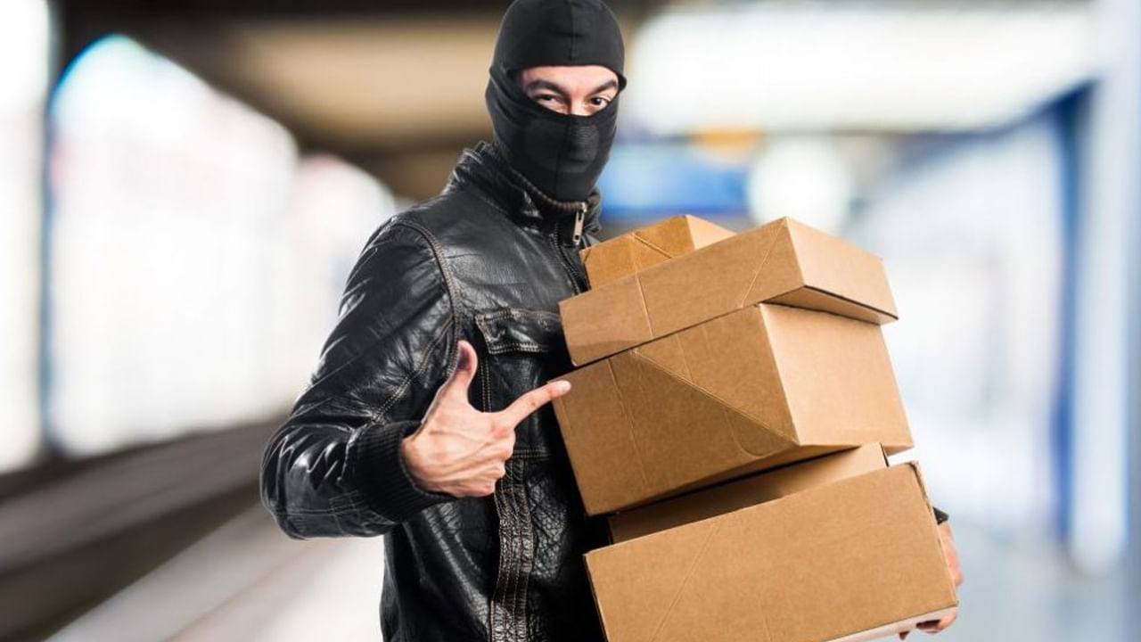 New Scam: సైబర్ నేరస్థులు రకరకాల మార్గాలను ఉపయోగించి ప్రజలను మోసగిస్తున్నారు. ప్రతిరోజూ జనాలను మోసగించేందుకు కొత్త మార్గాలను వెతుకుతున్నారు. అదే కొరియర్ స్కామ్. ఈ స్కామ్లో మీకు తెలియకుండానే మీ ఇంటికి కొరియర్ బాక్స్ వచ్చిందని, దానిని డెలివరీ చేయనున్నట్లు మీకో ఫోన్ కాల్ వస్తుంది. మీతో ఫోన్టో మాట్లాడే వ్యక్తి ప్రభుత్వ అధికారిగానో లేకుండా, మీకు వచ్చిన పార్శిల్ డెలివరీ చేయనున్నట్లో నటిస్తూ మిమ్మల్ని మోసగించేందుకు ప్రయత్నిస్తుంటాడు. పైగా క్షణాల్లోనే మీ బ్యాంకు అకౌంట్ను ఖాళీ చేస్తాడు. ఇలాంటి కాల్స్ పట్ల అప్రమత్తంగా ఉండాలని నిపుణులు సూచిస్తున్నారు.