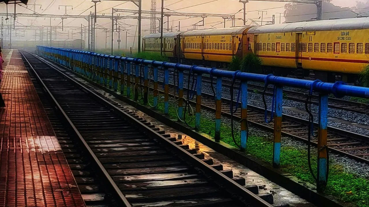  నీలగిరి పర్వత రైల్వే: దక్షిణ భారతదేశంలోని ఈ యునెస్కో వారసత్వ రైలు ప్రయాణం మెట్టుపాళయం నుండి ఊటీ వరకు నడుస్తుంది. చల్లని స్పష్టమైన ఆకాశం కింద పచ్చని తేయాకు తోటలు, దట్టమైన అడవులు ఈ ప్రయాణాన్ని మరింత ఉల్లాసంగా చేస్తాయి.