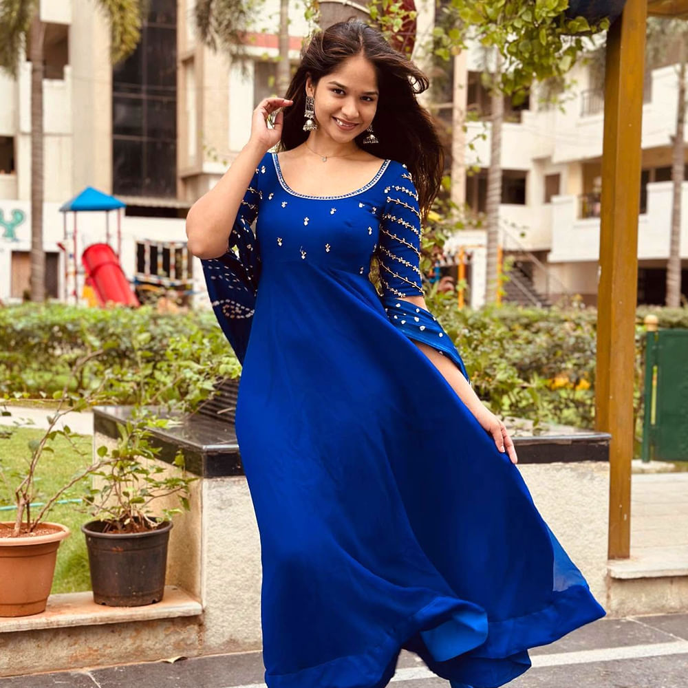 మొన్నమధ్య ధనుష్ నటించిన సార్ సినిమాలో కనిపించింది. ఈ చిన్నారి ఇప్పుడు ఎలా ఉందో తెలుసా..? ఈ అమ్మడు చాలా అందంగా మారింది.హీరోయిన్స్ కు ఏమాత్రం తీసిపోని అందంతో ఆకట్టుకుంటుంది నిత్యా. సోషల్ మీడియాలో చాలా యాక్టివ్ గా ఉండే ఈ అమ్మడు.