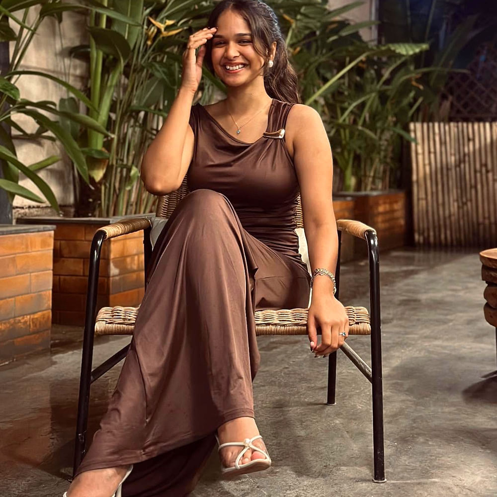 అలాగే సోషల్ మీడియాలో ఈ ముద్దుగుమ్మ క్రేజీ ఫోటోలు షేర్ చేస్తూ అభిమానులను ఆకట్టుకుంటుంది. తాజాగా ఈ చిన్నదాని ఫోటోలు సోషల్ మీడియాలో వైరల్ గా మారాయి. ఈ ఫోటోల పై మీరూ ఓ లుక్కేయండి.