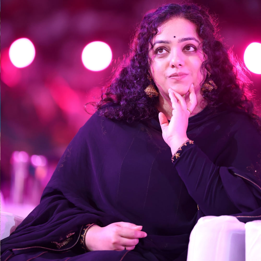 ఆ విషయాన్ని పెద్దది చేశారు. నా అమాయకత్వాన్ని ఉపయోగించుకున్నారు. నేను ఏదో పెద్ద తప్పు చేసినట్టుగా న్యూస్ క్రియేట్ చేశారు. ఆ ఇష్యూతో హానెస్ట్ గా అన్ని చోట్లు ఉండకూడదని..ఎక్కడా ఎలా ఉండాలో అలాగే ఉండాలని.. మాటల గారడీ చేస్తేనే నచ్చుతుందని అర్థమైందని.. అక్కడ ఉన్న మీడియా వాళ్లకు కూడా తెలుసు నాకు తెలుగు రాదని.. ప్రభాస్ ఎవరో తెలియదని..అందుకే నన్ను కావాలని అడిగారు.. నాకు తెలియదు కాబట్టి తెలియదని చెప్పేశా.. ఆ విషయాన్ని పెద్దది చేశారు.. దీంతో చాలా బాధపడ్డాను అని చెప్పుకొచ్చింది నిత్యామీనన్..