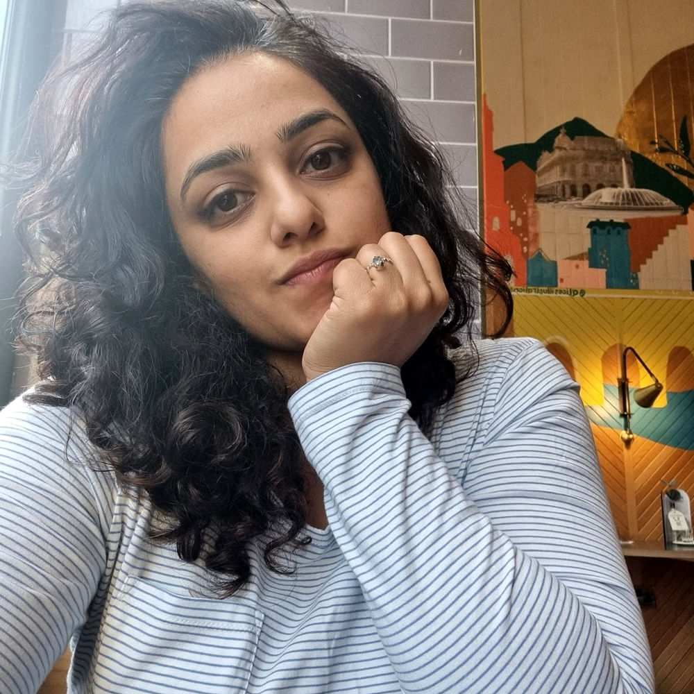 నిత్యా మాట్లాడుతూ.. నాకు ఇండస్ట్రీలో పెద్ద దెబ్బ తగిలింది ప్రభాస్ విషయంలోనే.. ఆ ఇష్యూ నన్ను ఇప్పటికీ మానసికంగా బాధపెట్టింది. నా గురించి జర్నలిస్ట్స్ అలా రాయడంతో హర్ట్ అయ్యాను. అలా మొదలైంది సినిమా వచ్చినప్పుడు నేను చిన్నదాన్ని. అప్పుడే నేను కొత్తగా వచ్చాను. ఫస్ట్ సినిమా అలా మొదలైంది. నాకు తెలుగు సరిగా రాదు.. తెలుగు సినిమాలు కూడా చూడలేదు. అదే సమయంలో నన్ను ప్రభాస్ గురించి అడిగారు…నాకు తెలియదని చెప్పాను.