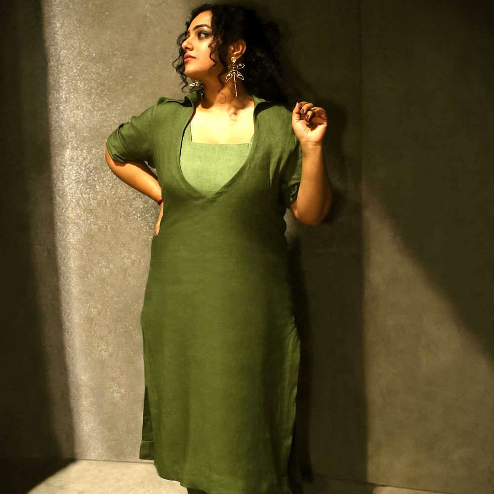 అయితే కెరీర్ మంచి ఫాంలో ఉన్న సమయంలోనే సినిమాల నుంచి కాస్త గ్యాప్ తీసుకుంది నిత్యమీనన్. ఇక ఇప్పుడిప్పుడే తిరిగి సినిమాల్లోకి రీఎంట్రీ ఇస్తుంది. ప్రస్తుతం పవర్ స్టార్ పవన్ కళ్యాణ్ నటిస్తున్న భీమ్లా నాయక్ సినిమాలో నటిస్తోంది నిత్యామీనన్. అలాగే డైరెక్టర్ విశ్వక్ తెరకెక్కించిన స్కైలాబ్ సినిమాతో ప్రేక్షకుల ముందుకు వచ్చింది.