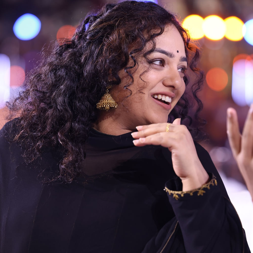 అలా మొదలైంది సినిమాతో తెలుగులోకి ఎంట్రీ తెలుగు ప్రేక్షకులను ఆకట్టుకుంది నిత్యా మీనన్.. అందం, అభినయంతో అతి తక్కువ సమయంలోనే వరుస ఆఫర్స్ అందుకుంటూ టాలీవుడ్ ఇండస్ట్రీలో తనకంటూ ప్రత్యేక ఇమేజ్ క్రియేట్ చేసుకుంది. కేవలం హీరోయిన్గానే కాకుండా.. సింగర్గానూ తెలుగు ప్రేక్షకుల మనసు దొచుకుంది నిత్యా మీనన్.