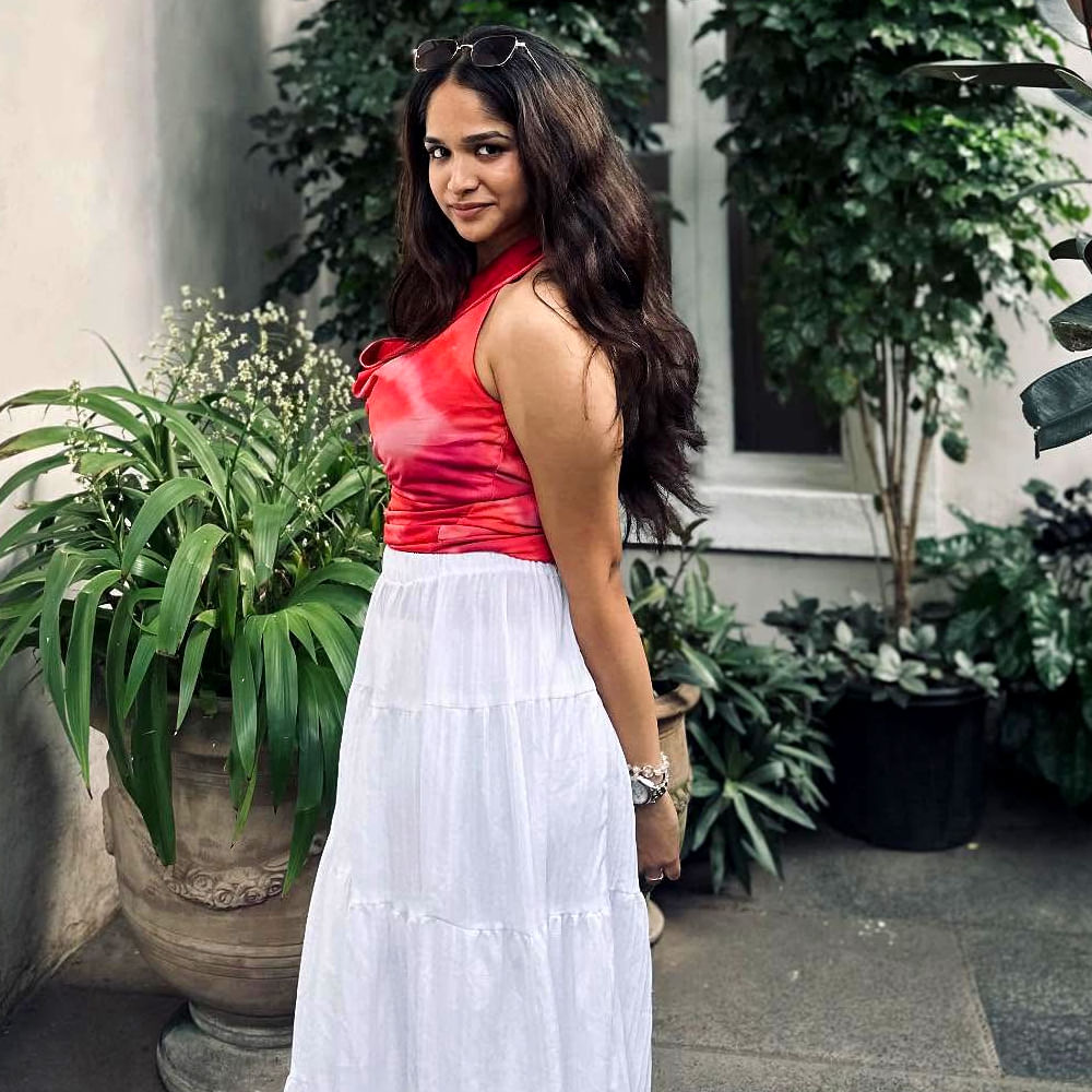 క్యూట్ నటనతో ముద్దు ముద్దు మాటలతో ఆకట్టుకుంది ఆ చిన్నది. పై ఫోటోలకనిపిస్తున్న చిన్నారి పేరు నిత్యా శ్రీ.. కంచెరపాలెం సినిమాతో ఇండస్ట్రీలోకి అడుగు పెట్టింది నిత్యా. ఈ సినిమా తర్వాత పలు సినిమాల్లో నటించింది. ఇక ఇప్పుడు సోషల్ మీడియాలో సందడి చేస్తోంది నిత్యా.