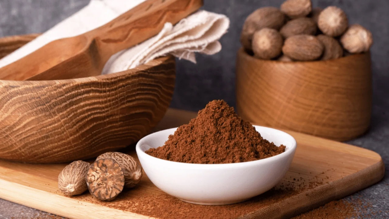 జాజికాయలో యాంటీ బ్యాక్టీరియల్, యాంటీ ఫంగల్ గుణాలు ఉన్నాయి. ఇవి కడుపు సమస్యల నుండి ఉపశమనం పొందడంలో, జీర్ణక్రియను మెరుగుపరచడంలో సహాయపడతాయి. జాజికాయ నీటిని క్రమం తప్పకుండా తీసుకోవడం వల్ల మలబద్ధకం, ఆమ్లత్వం వంటి సమస్యలు తగ్గుతాయి. జాజికాయలోని లక్షణాలు తలనొప్పి, మైగ్రేన్ వంటి తీవ్రమైన నొప్పి నుండి ఉపశమనం కలిగిస్తాయి.