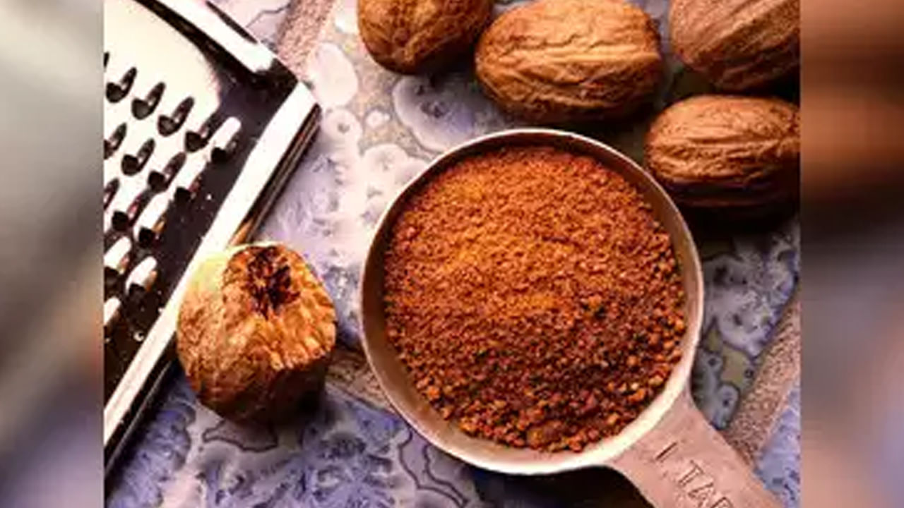 జాజికాయలో ఉండే యాంటీ బ్యాక్టీరియల్, యాంటీ ఆక్సిడెంట్ లక్షణాలు చర్మాన్ని ఆరోగ్యంగా, శుభ్రంగా ఉంచడంలో సహాయపడతాయి. ఇది మొటిమలు, ఇతర చర్మ సమస్యలను తగ్గించడంలో సహాయపడుతుంది. జాజికాయ నీటిని తాగడంతో చర్మ సౌందర్యం మెరుగుపడుతుంది. జాజికాయ నీటిని తాగితే మొటిమలు తగ్గుతాయి. ముడతలు రావు.