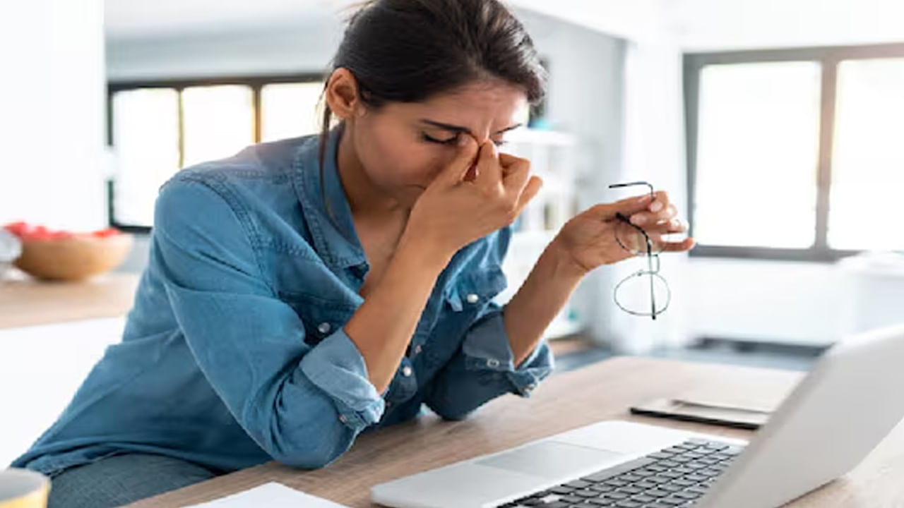 ఒత్తి అనేది చాలా మందికి కామన్. కానీ దీని నుంచి కొందరు త్వరగా బయటపడితే, మరికొంత మంది మాత్రం దీంతో అనేక సమస్యలు కొనితెచ్చుకుంటారు. అయితే పనిలో, ఉద్యోగంలో, వ్యక్తిగత జీవితంలో ఇలా ఏలాంటి పరిస్థితుల్లోనైనా మీరు ఒత్తిడికి లోను అవుతే దాని నుంచి బయటపడటానికి తప్పకుండా కొన్ని చిట్కాలు పాటించాలని చెబుతున్నారు నిపుణులు. .