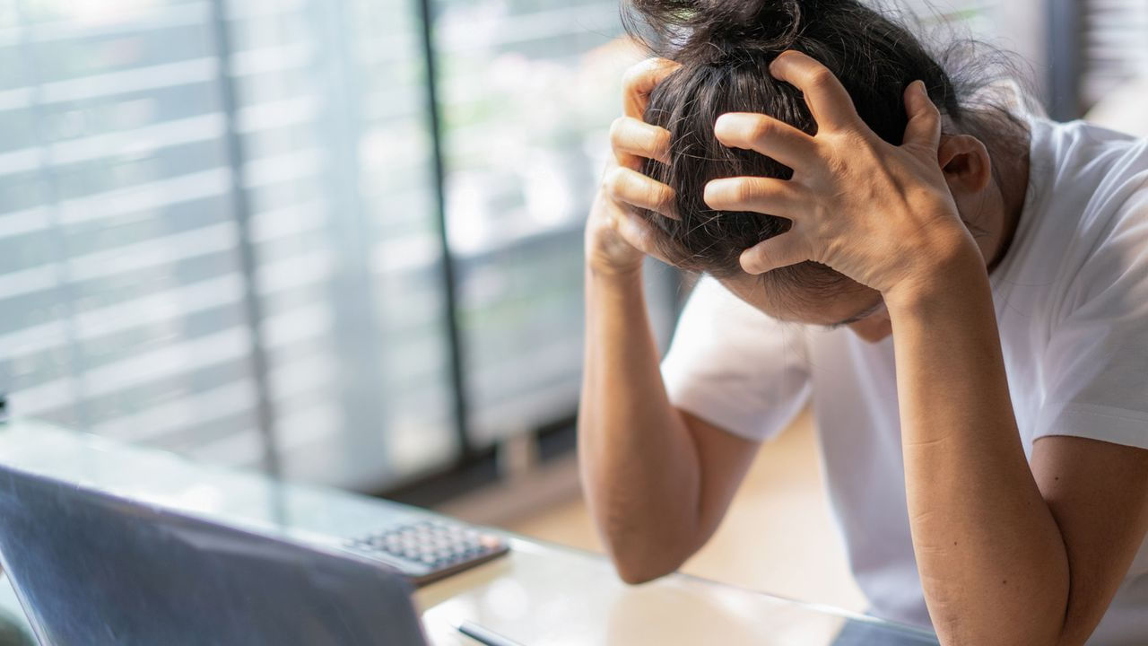 అధిక ఒత్తిడితో బాధపడే వారు శారీరక వ్యాయామం చేయడం చాలా మంచిది. ఇది మీ ఆరోగ్యాన్ని మెరుగు పరచడమే కాకుండా, మానసిక ప్రశాంతత లభిస్తుంది. అంతే కాకుండా రోజూ వ్యాయామం చేయడం వలన చాలా త్వరగా ఒత్తిడి నుంచి బయటపడతారు.