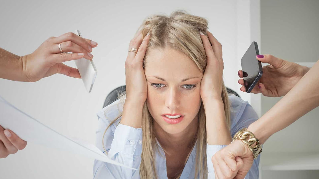 కొంత మంది ఆఫీస్ వర్క్ కంటే అక్కడి పాలిటిక్స్తో అధిక ఒత్తిడికి లోను అవుతుంటారు. అయితే దాని నుంచి బయటపడాలి అంటే, ఒకరితో కంపేర్ చేసుకోవడం, కావాలని కల్పించుకొని మాట్లాడటం, అందరినీ నమ్మడం చేయకూడదంట. మీరు వచ్చిన పని చేసుకొని ప్రశాంతంగా వెళ్లి పోవడం, మీ స్కిల్ మీరు డెవలప్ చేసుకోవడం చేయాలి. దీని వలన ఒత్తిడి తగ్గుతుంది.