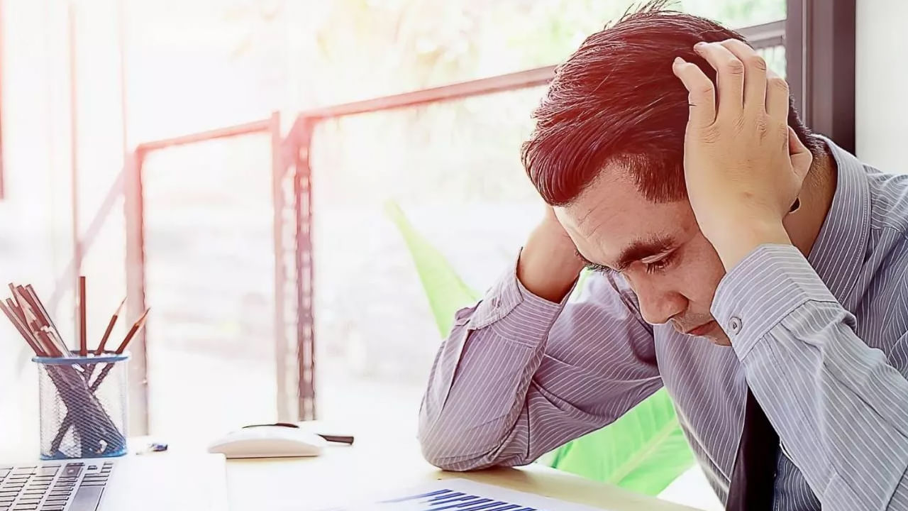 ఎప్పుడూ కూడా వర్క్ చేస్తూ, అదే సీట్లో ఉండకూడదంట. రెస్ట్ లేకుండా వర్క్ చేయడం వలన ఒత్తిడి పెరగడం, పని మీద విరక్తి రావడం కలుగుతుంది. అందువలన వీలైనంత వరకు మధ్య మధ్యలో చిన్న చిన్న బ్రేక్స్ తీసుకుంటూ వర్క్ చేయడం మంచిది.