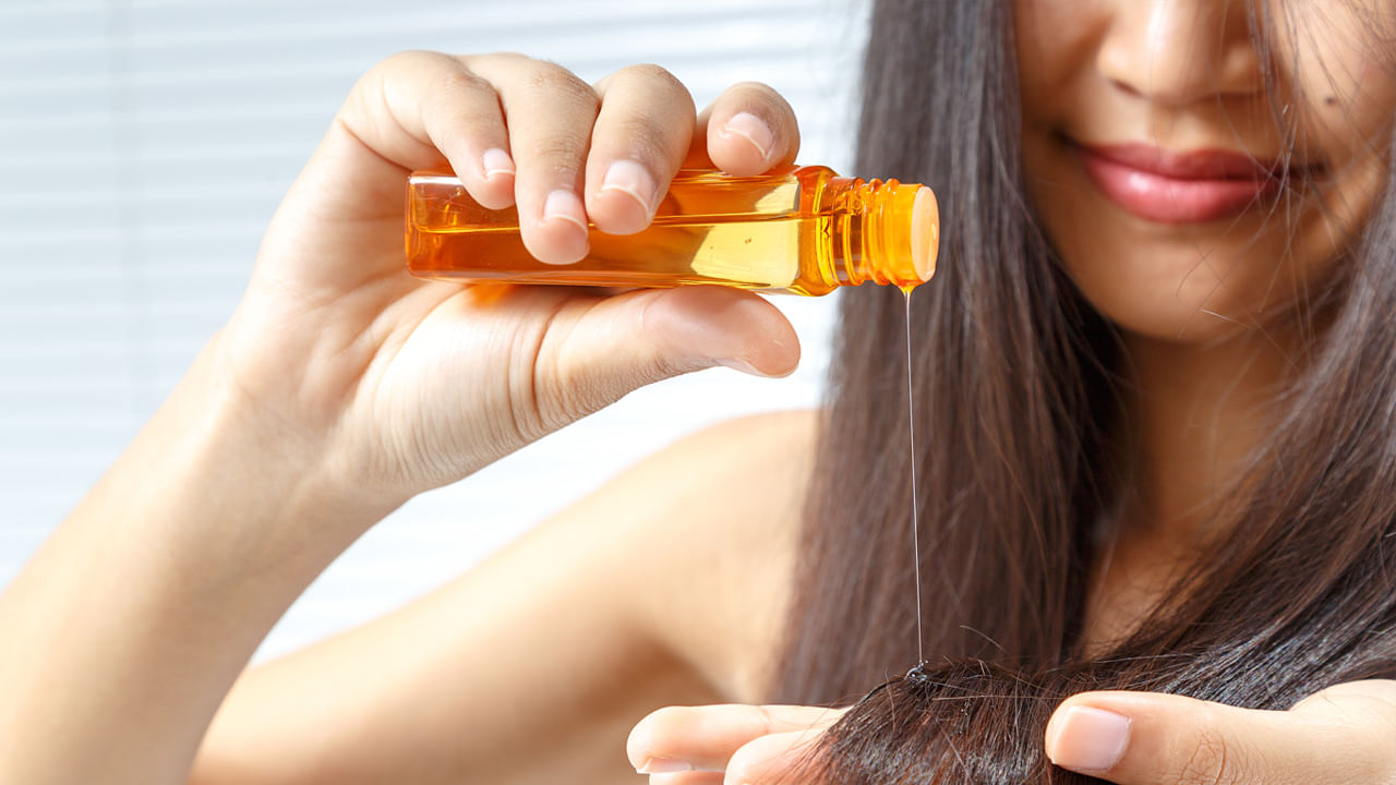 నూనె రాసుకున్నట్లు కల: కలల వివరణ ప్రకారం, ఎవరైనా కలలో నూనె రాసుకోవడం చాలా చెడ్డదిగా పరిగణించబడుతుంది. నూనె రాసుకున్నట్లు కలలు వస్తే మనకు తెలియకుండానే సమస్యలు వస్తాయని అర్థం. మీరు నూనె రాసుకుంటున్నట్లు కలలు కన్నట్లయితే, ఆ వ్యక్తి వారి ఆరోగ్యం గురించి అదనపు జాగ్రత్తగా ఉండాలి. కొంతమందికి, అది మరణానికి సమానమైన నొప్పిని కూడా కలిగిస్తుంది.