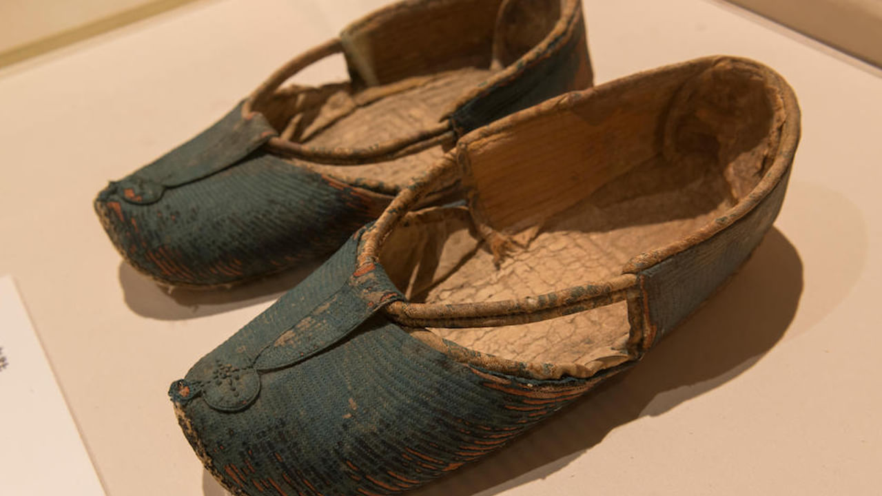 పాత బూట్లు: ఇంట్లో ఉపయోగించని (పాడైన) బూట్లు, చెప్పులను ఉంచవద్దు. ముఖ్యంగా, వాటిని ఇంటి ప్రధాన ద్వారం దగ్గర ఉంచకూడదు. ఇంటి ప్రధాన ద్వారం దగ్గర పాడైన చెప్పులను ఉంచడం వల్ల లక్ష్మీదేవి ఇంటికి రాకుండా ఉంటుంది. అంటే, ఇది ఇంట్లోకి డబ్బు దూరం అవుతుంది. కష్టాలు, ఇబ్బందులను తెస్తుంది. కాబట్టి, జాగ్రత్తగా ఉండటం మంచిది!