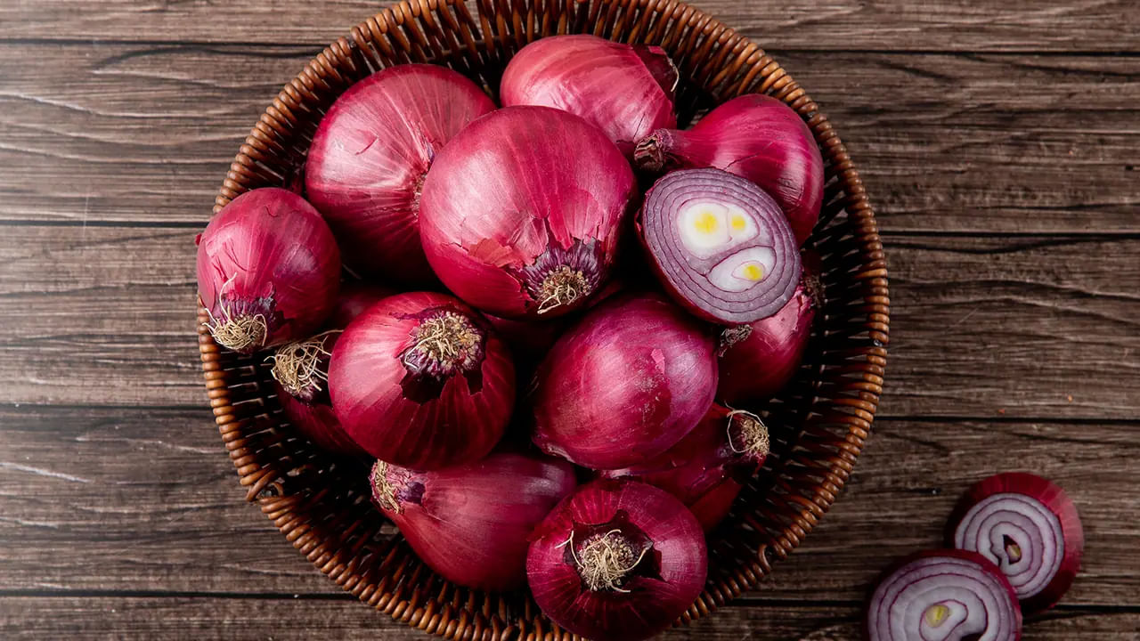  కొన్ని ఉల్లిపాయల నుంచి ఎక్కువ స్మెల్‌ వస్తుంటుంది. అలాంటి వాటిని అస్సలు కొనకండి. ఈ ఉల్లిపాయ ఘాటుగా లేదా పుల్లగా వాసన వస్తే, అది లోపలి నుండి కుళ్ళిపోయిందని అర్థం. అలాంటి వాటిని అస్సలు కొనకండి.( Note: పైన పేర్కొన్న అంశాలు నివేదికలు, ఇంటర్నెట్ నుంచి సేకరించిన అంశాల ఆధారంగానే ఇవ్వబడినవి.. కాబట్టి వీటిపై మీకెవైనా సందేహాలు ఉంటే వైద్యులను సంప్రదించండి.   