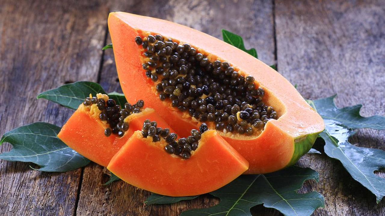 బొప్పాయి తినడం ఆరోగ్యానికి ఎంతో మేలు చేస్తుంది. శీతాకాలంలో తాజాగా, రుచిగా ఉండే బొప్పాయిలు మార్కెట్లోకి పుష్కలంగా లభిస్తాయి. బొప్పాయిలో అనేక పోషకాలు ఉంటాయి. అందుకే ఆరోగ్య నిపుణులు వీటిని తప్పనిసరిగా తినాలని చెబుతుంటారు.