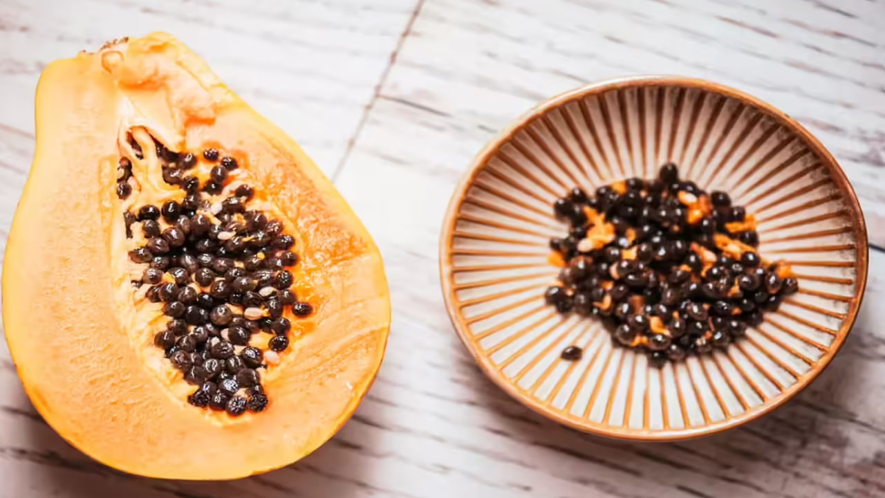 బొప్పాయి గింజల్లో విటమిన్ సి పుష్కలంగా ఉంటుంది, ఇది రోగనిరోధక శక్తిని బలంగా ఉంచుతుంది. మీరు ఈ విత్తనాలను కూడా తినాలి. బొప్పాయి గింజల్లో యాంటీ-ఆక్సిడెంట్లు, విటమిన్లు మరియు మినరల్స్ పుష్కలంగా ఉన్నాయి. ఇవి చర్మం, జుట్టు సంబంధిత సమస్యలను దూరం చేయడంలో దివ్యౌషధంగా పనిచేస్తుంది. 