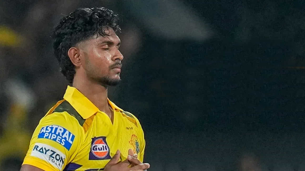 మరో ఆశ్చర్యకరమైన నిర్ణయంలో, చెన్నై సూపర్ కింగ్స్ శ్రీలంక యువ పేసర్ మతీషా పాటిరానాను విడుదల చేసింది. CSK డెత్ బౌలింగ్ స్పెషలిస్ట్ను రూ. 13 కోట్లకు నిలుపుకుంది. కానీ, గాయాల కారణంగా, పతిరానా బౌలింగ్ యాక్షన్ కొద్దిగా మారిపోయింది. ఇది అతని బౌలింగ్ను ప్రభావితం చేసింది. అతను 12 మ్యాచ్లలో 13 వికెట్లు మాత్రమే తీసుకున్నాడు.