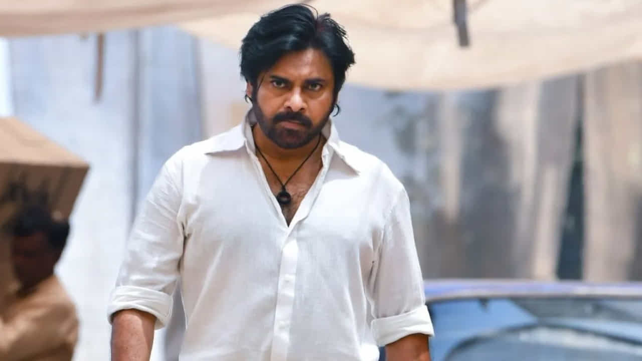 ఓజీ సినిమా ప్రస్తుతం ప్రముఖ ఓటీటీ ప్లాట్ ఫామ్ నెట్ ఫ్లిక్స్ లో స్ట్రీమింగ్ అవుతుంది. ఇదిలా ఉంటే పవన్ తన సినీప్రయాణంలో ఎన్నో సూపర్ హిట్ చిత్రాలను వదలుకున్నారని మీకు తెలుసా.. ? అయితే అవెంటో తెలుసుకుందామా. పూరీ జగన్నాథ్ , మహేష్ బాబు కాంబోలో వచ్చిన పోకిరీ సినిమాను పవన్ కోసమే రాశారట.