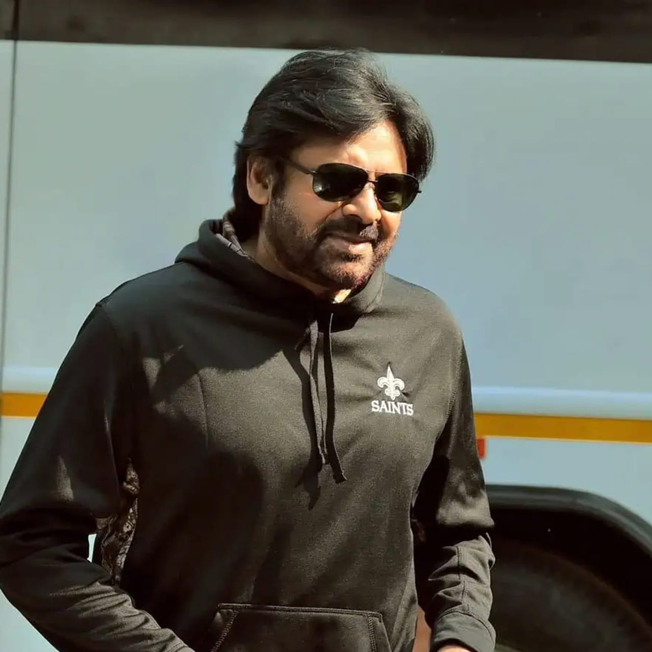 పవర్ స్టార్ పవన్ కళ్యాణ్ ప్రస్తుతం సినిమాలతో పాటు రాజకీయాల్లోనూ బిజీగా ఉన్నరు. డిప్యూటీ సీఎంగా పవన్ కళ్యాణ్ బాధ్యతలు నిర్వర్తిస్తున్న విషయం తెలిసిందే.. ఇక పవన్ సినిమాల విషయానికొస్తే ఇప్పటికే రెండు సినిమాలను ప్రేక్షకుల ముందుకు తీసుకొచ్చారు. మొన్నామధ్య హరిహరవీరుమల్లు అనే సినిమాతో ప్రేక్షకుల ముందుకు వచ్చారు పవన్.