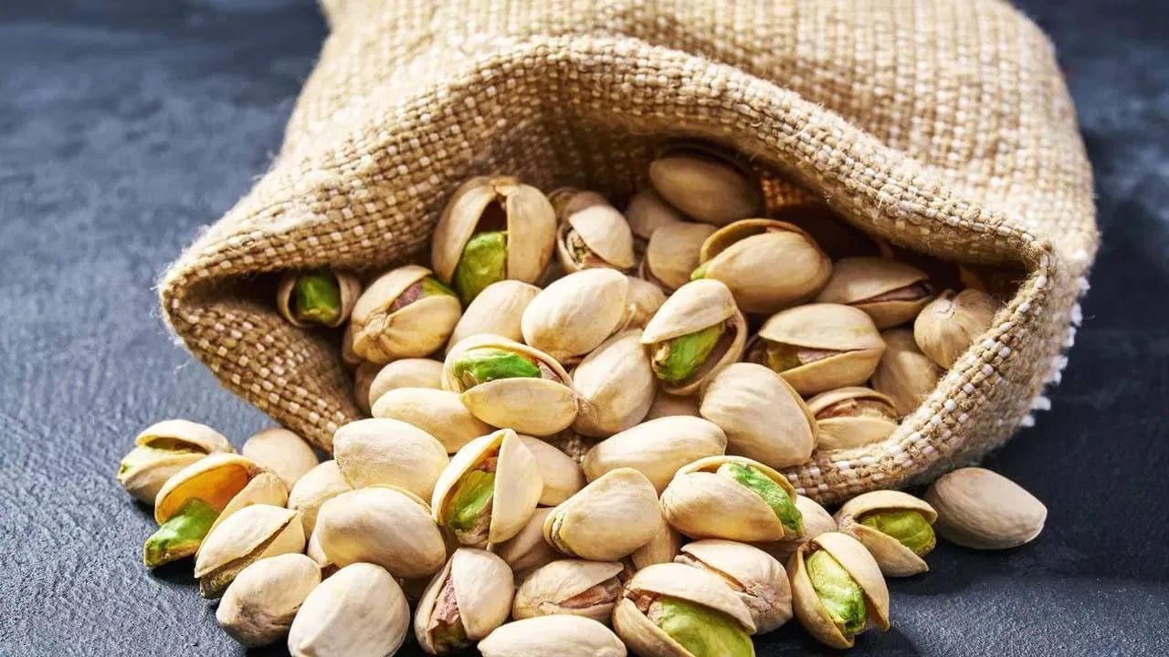 శీతాకాలంలో ఆరోగ్యం పట్ల జాగ్రత్తగా ఉండటం చాలా అవసరం. శీతాకాలంలో సాధ్యమైనంతవరకు ఆరోగ్యకరమైన ఆహారం తినడం బెటర్. ఇది ఆరోగ్య సమస్యలను తొలగించడంలో సహాయపడుతుంది. ఈ కాలంలో జీడిపప్పు, బాదం పప్పు తీసుకోవడం ప్రయోజనకరంగా ఉంటాయి.