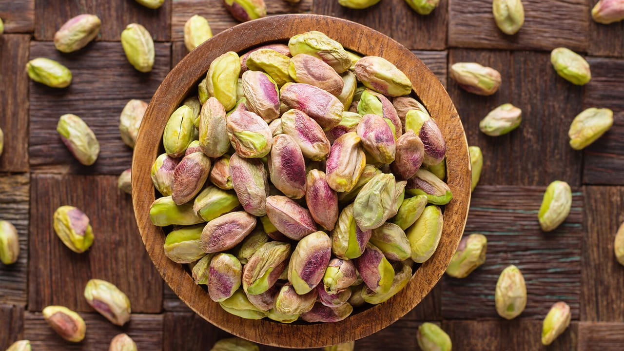 ఒక రోజులో ఏడు పిస్తాపప్పుల కంటే ఎక్కువ తింటే ఆరోగ్యానికి ప్రమాదకరంగా మారుతుంది. ముఖ్యంగా అనారోగ్యంగా ఉన్నవారు పిస్తాపప్పులు తినడం మానుకోవాలి. పిస్తాపప్పులు నోటి రుచిని మెరుగుపరచడంలో సహాయపడతాయి. ముఖ్యంగా ఉదయం పూట పిస్తాపప్పులు తినడం మంచిది. మధ్యాహ్నం లేదా రాత్రి తినడం కంటే ఉదయం తినడం వల్ల ఎక్కువ ప్రయోజనకరంగా ఉంటుంది. 